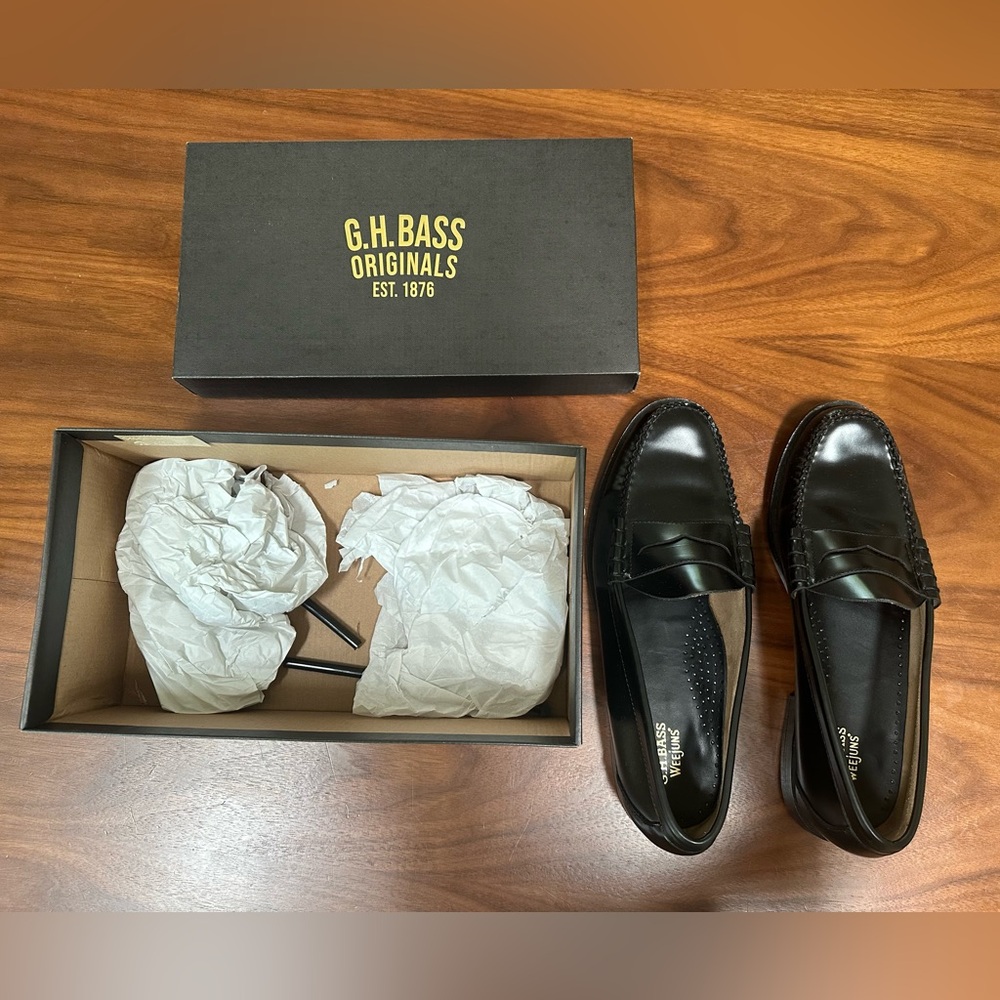 G.H. Bass black mens loafers size 11